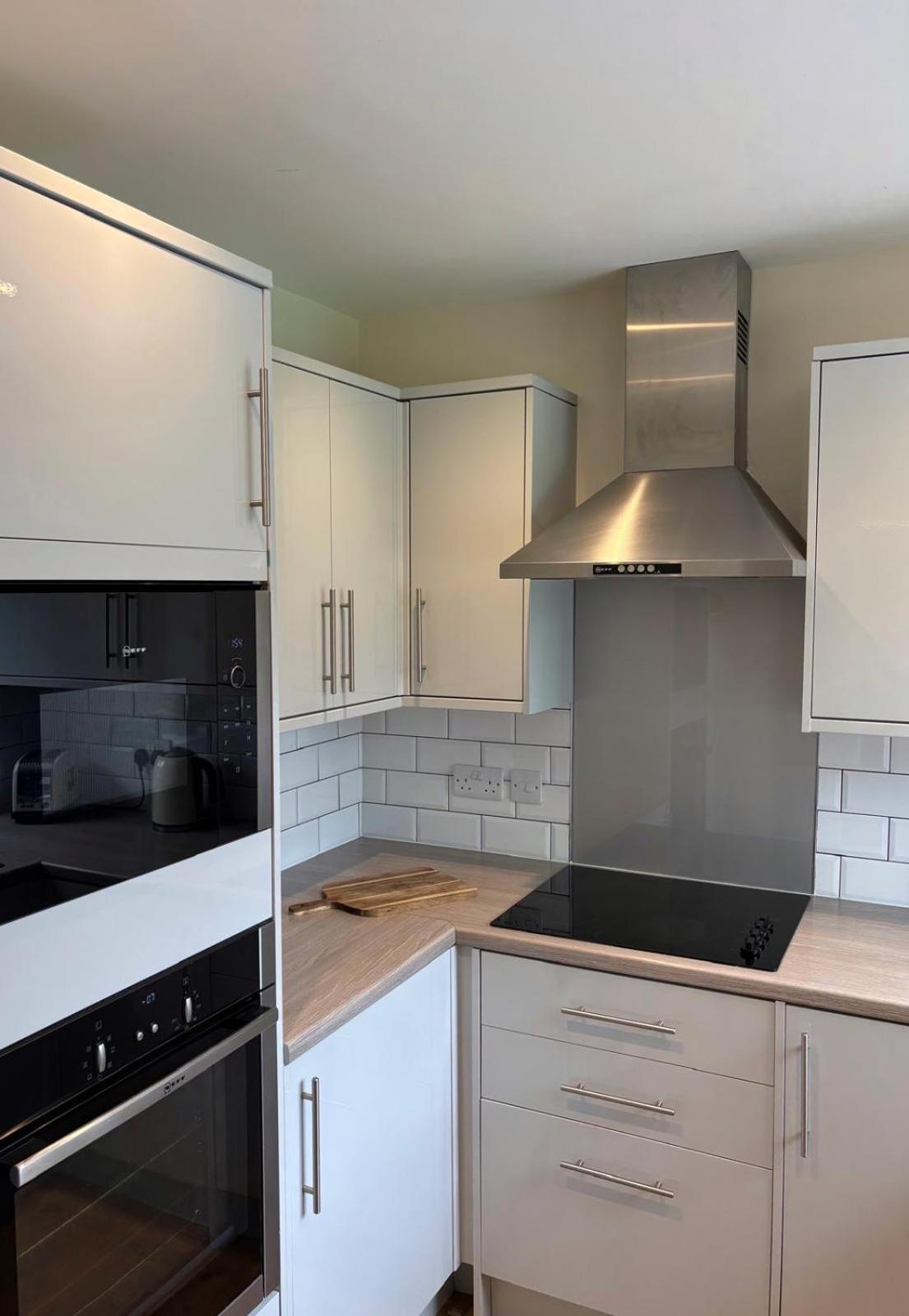 Сasa de vacaciones Flaxman Avenue - Lovely 4 Bed Home, 5 Mins Drive To Centre, Free Superfast Wi-fi, Free On-street Parking *