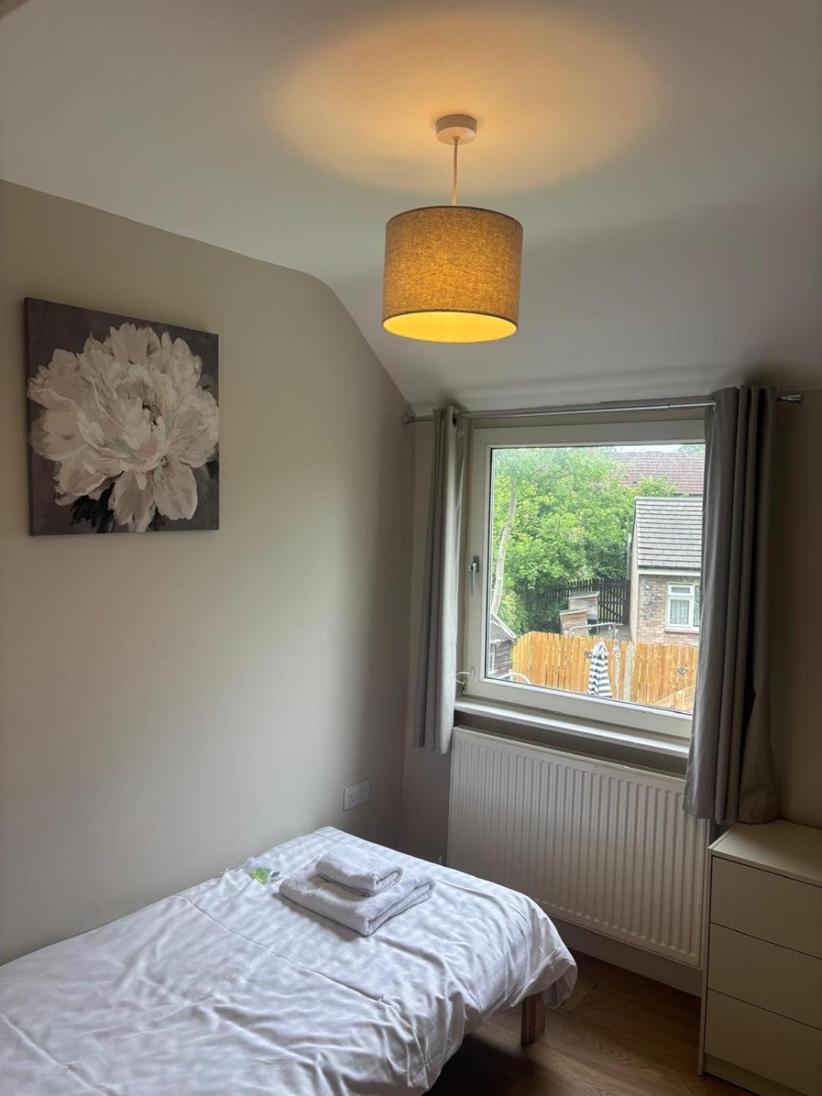 Holiday home Flaxman Avenue - Lovely 4 Bed Home, 5 Mins Drive To Centre, Free Superfast Wi-fi, Free On-street Parking